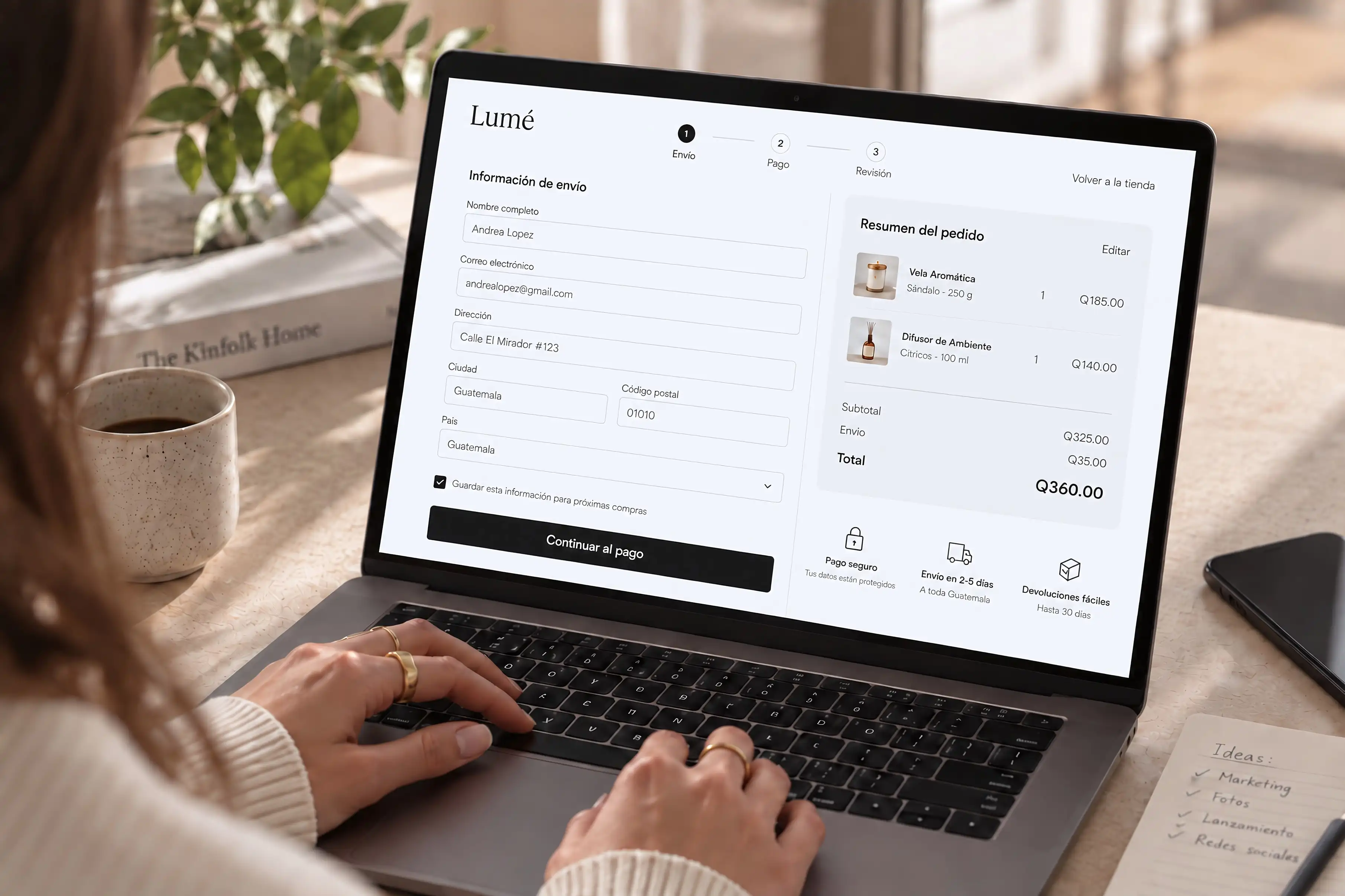 Laptop con el checkout de una tienda en línea integrado con Cubo y el total en quetzales