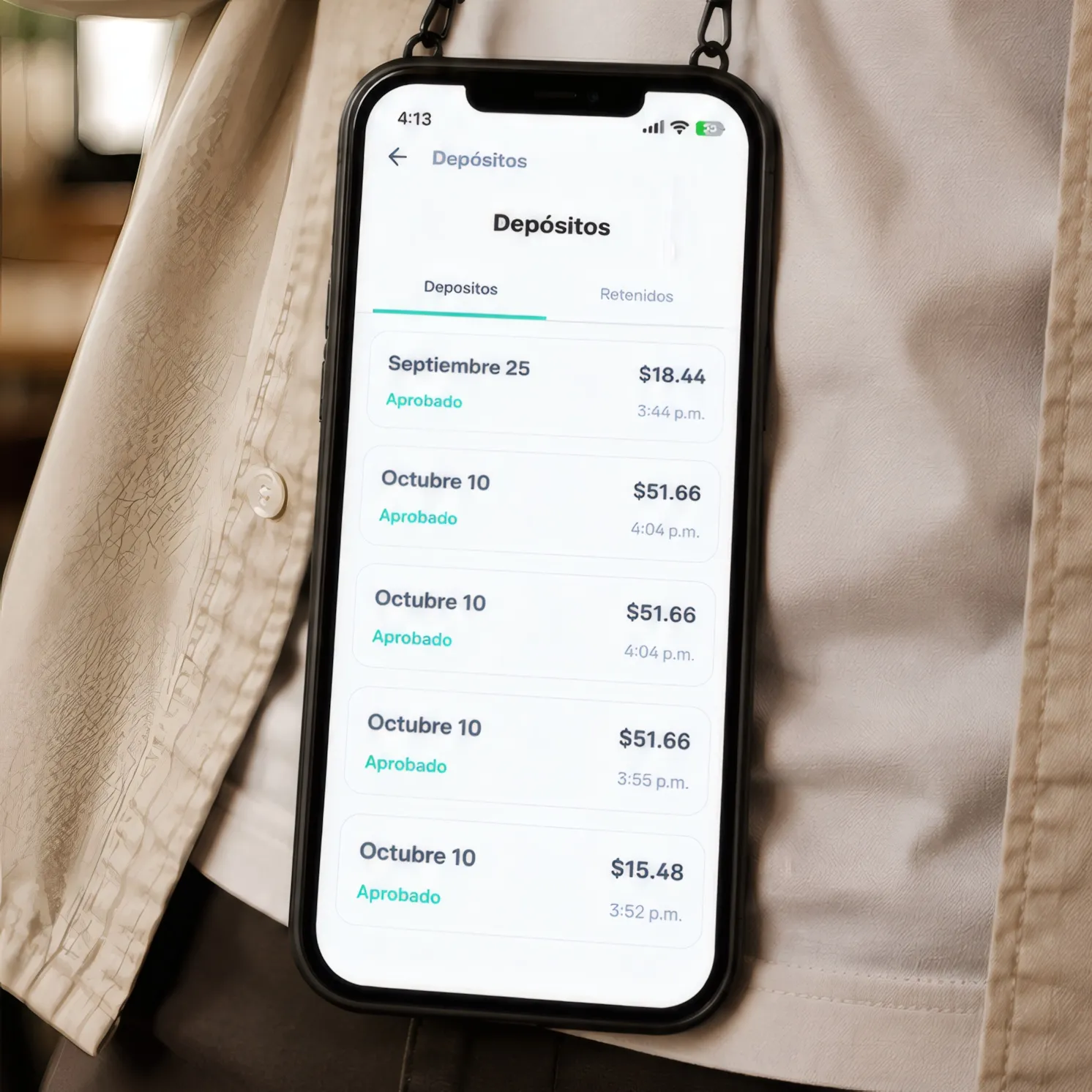 Persona con el celular colgado que muestra los depósitos de sus ventas