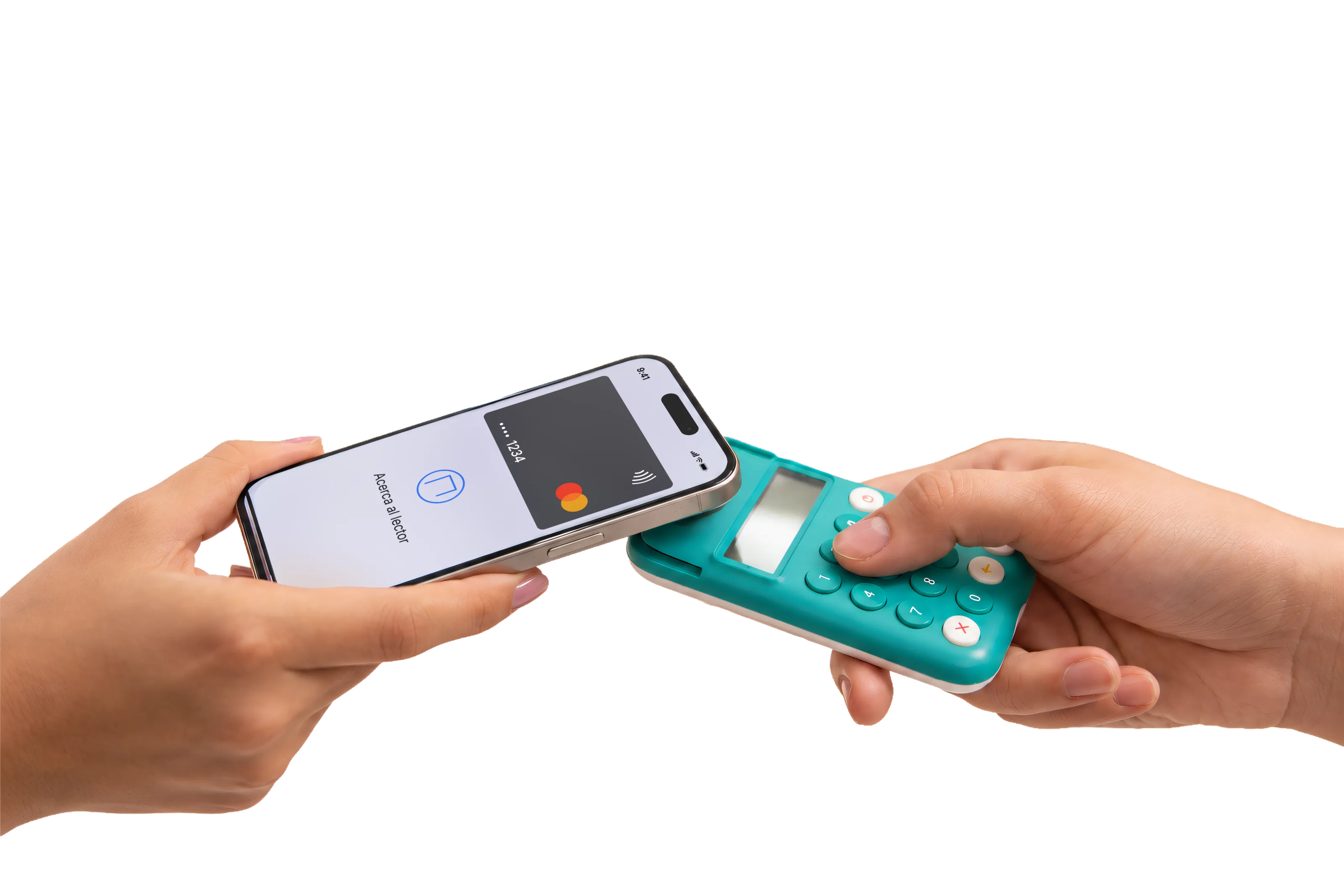 Un cliente paga con su celular acercándolo a la terminal Cubo Go