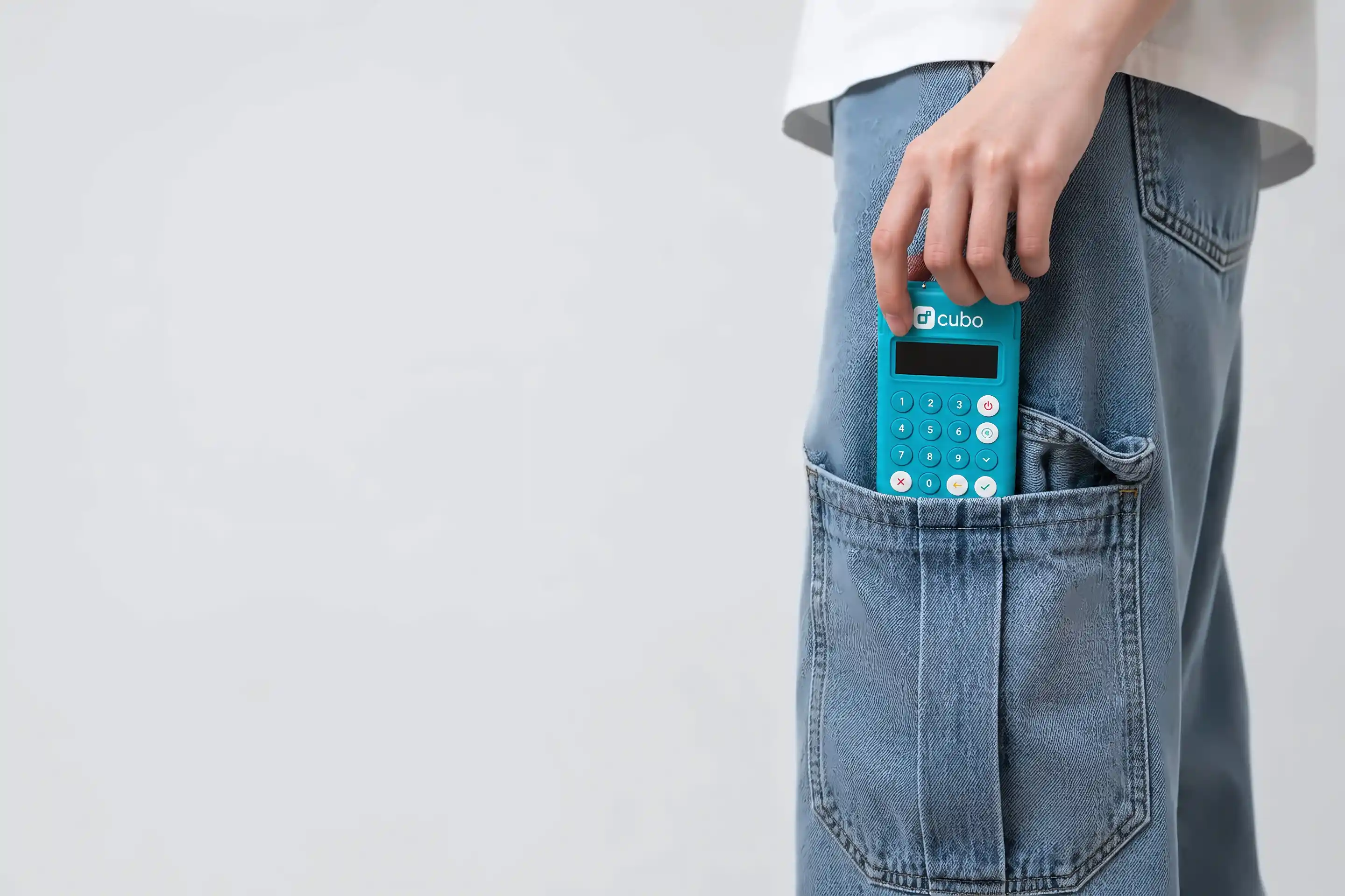 Cubo Go en el bolsillo trasero de un pantalón de mezclilla