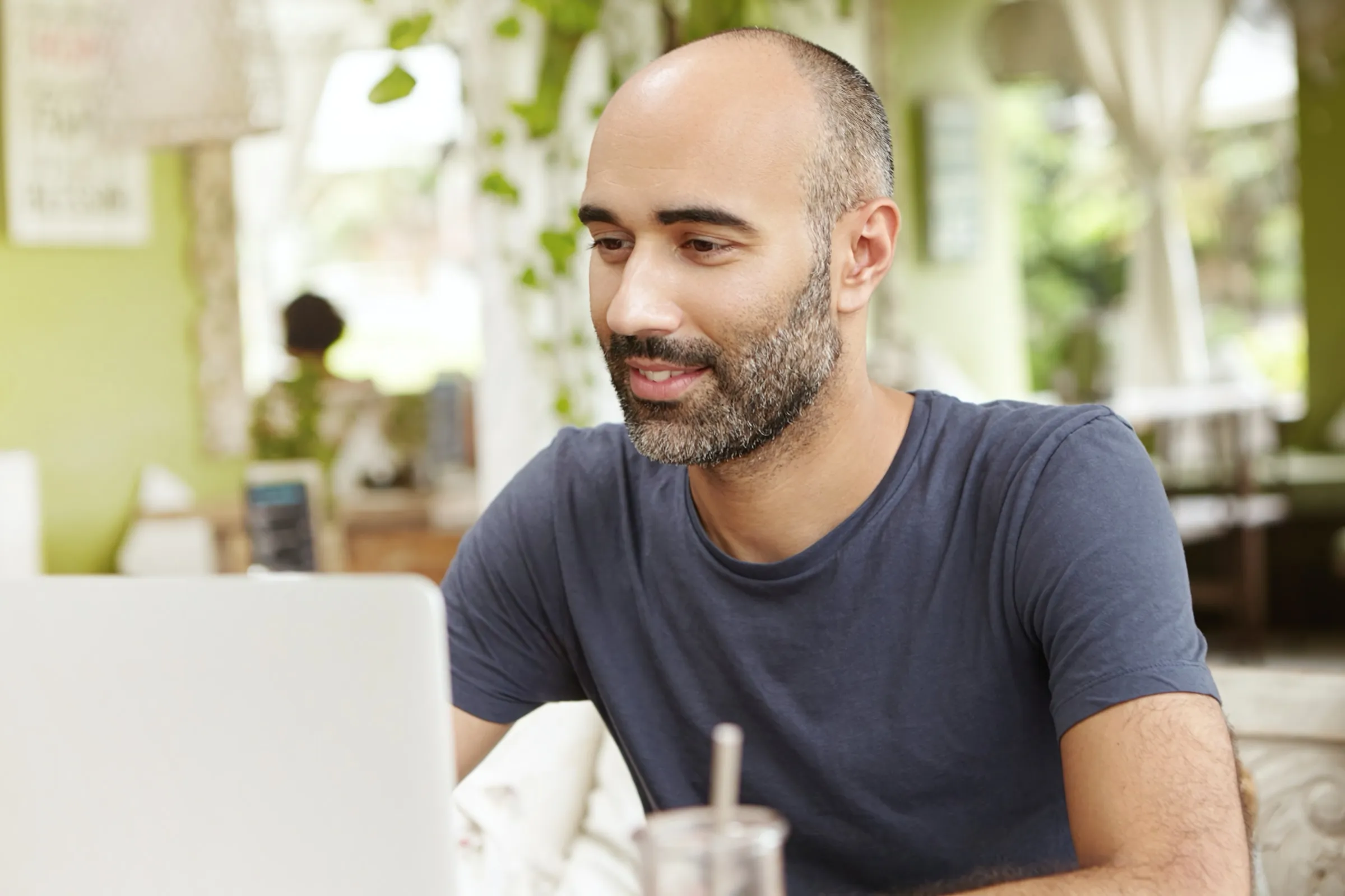 Un comerciante revisa su inventario en una laptop