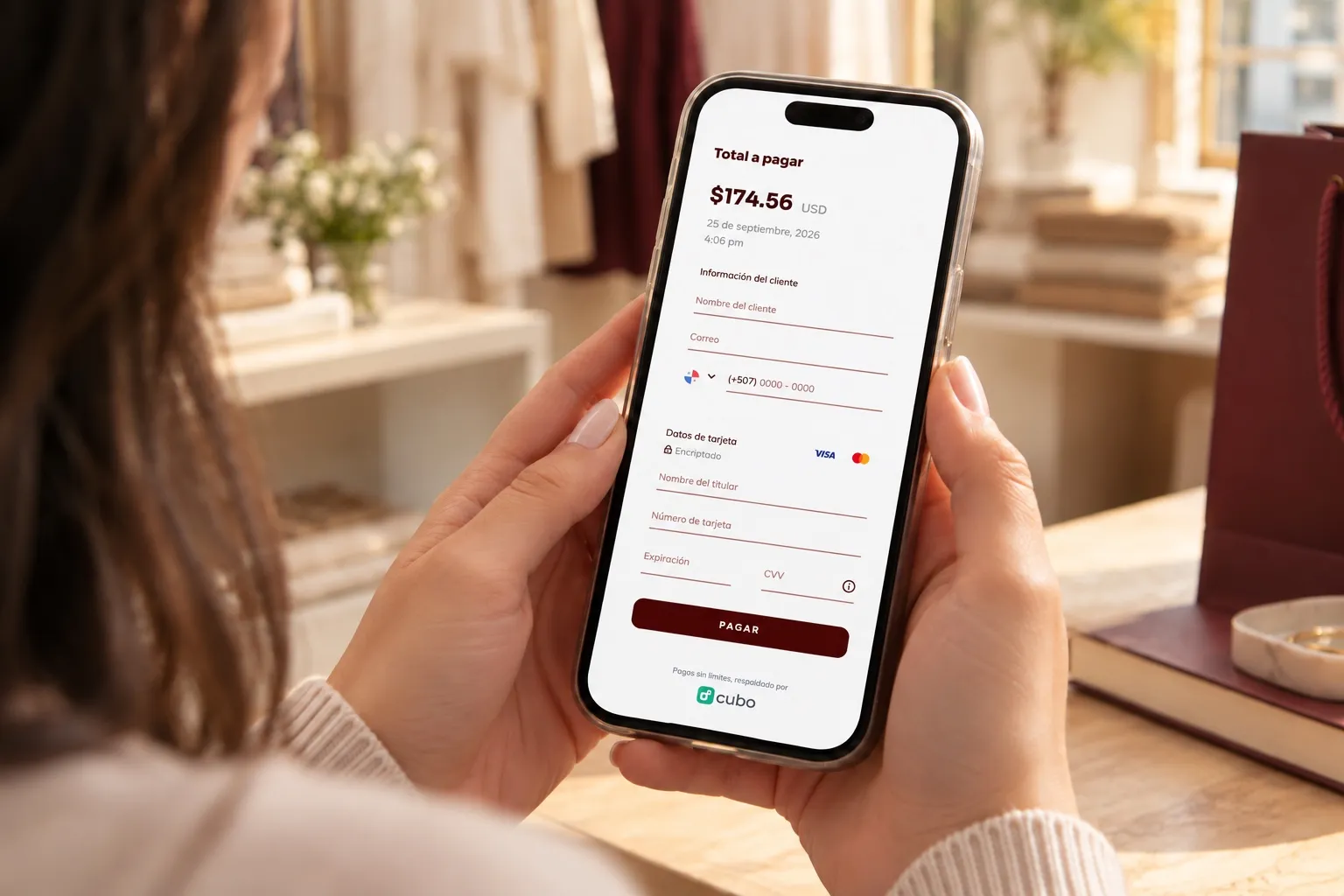 Una clienta paga un link de pago de Cubo desde su celular en una boutique de Panamá