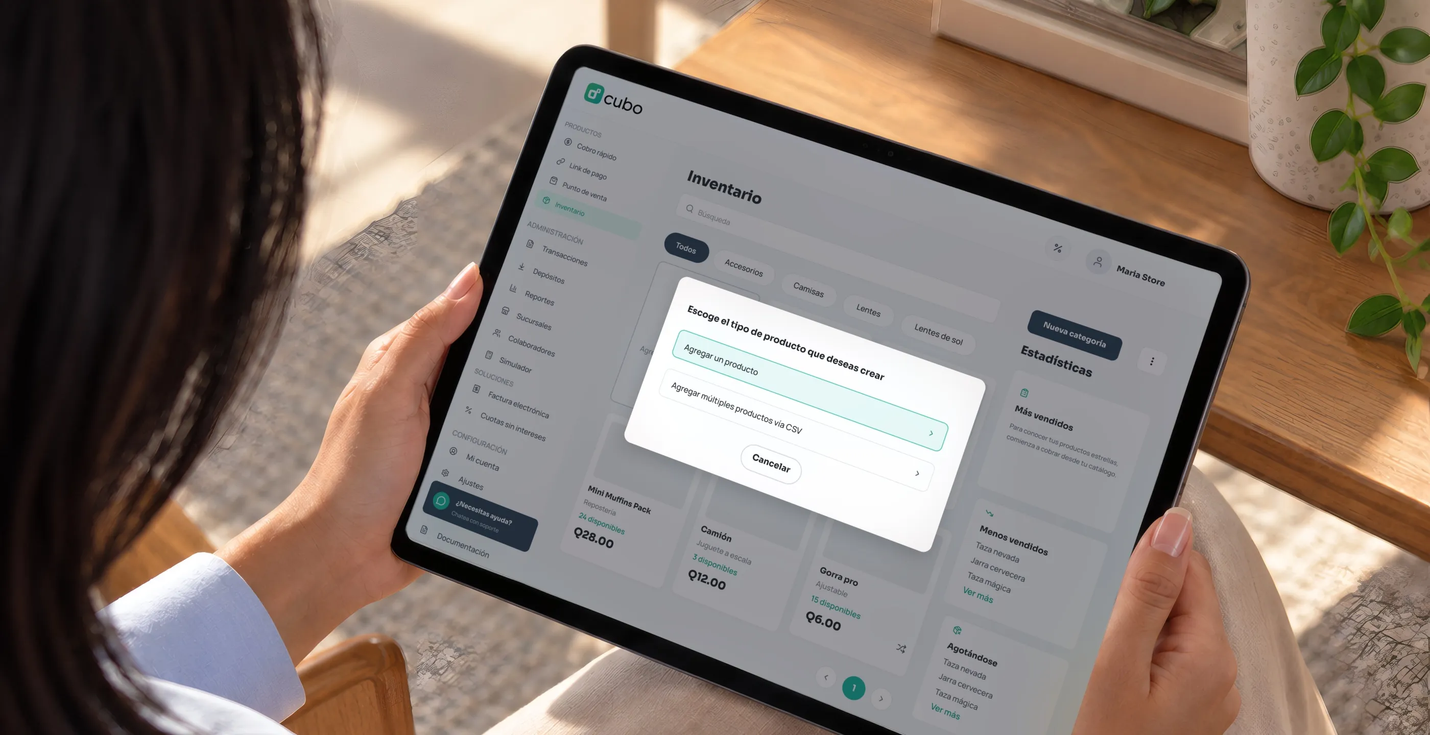 Una persona crea un producto en su inventario de Cubo desde una tablet