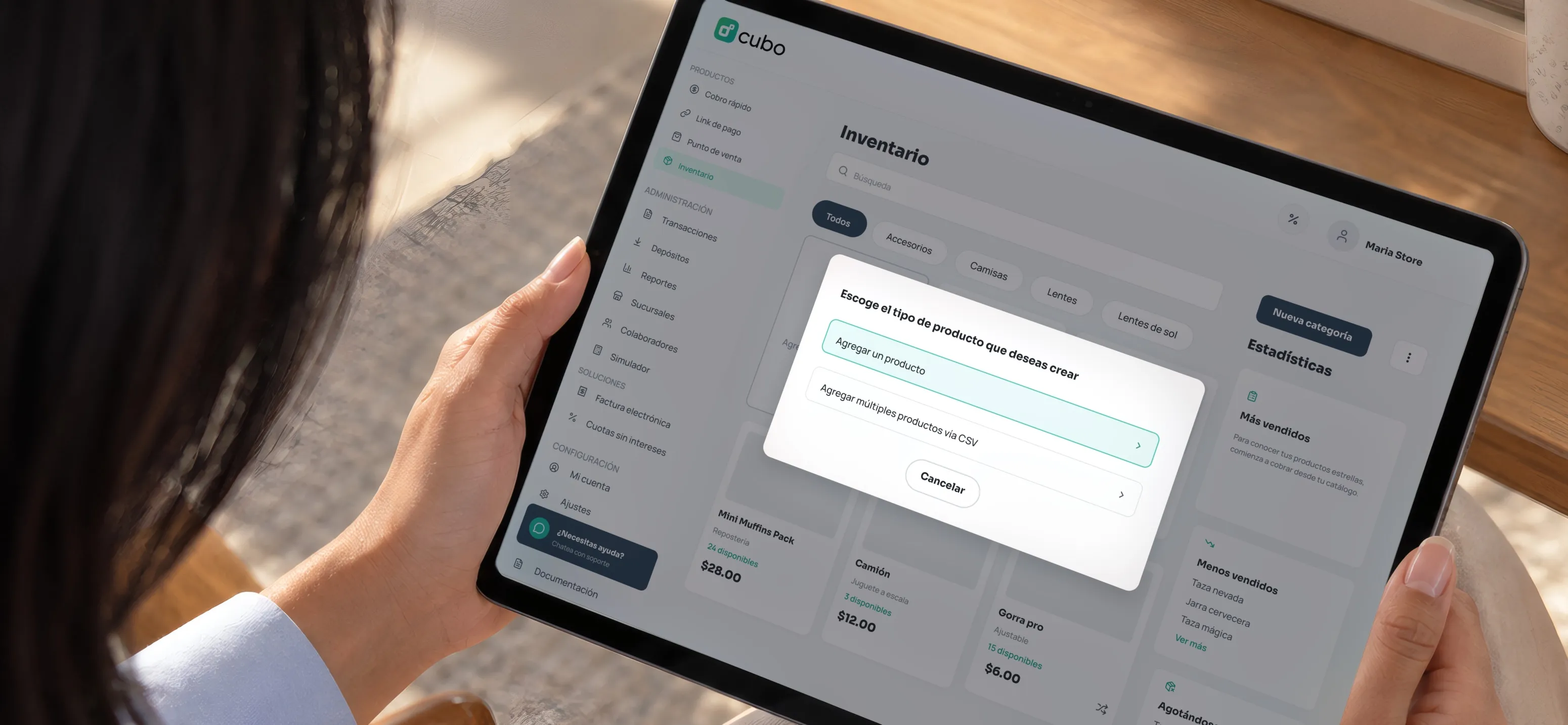 Una persona crea un producto en su inventario de Cubo desde una tablet