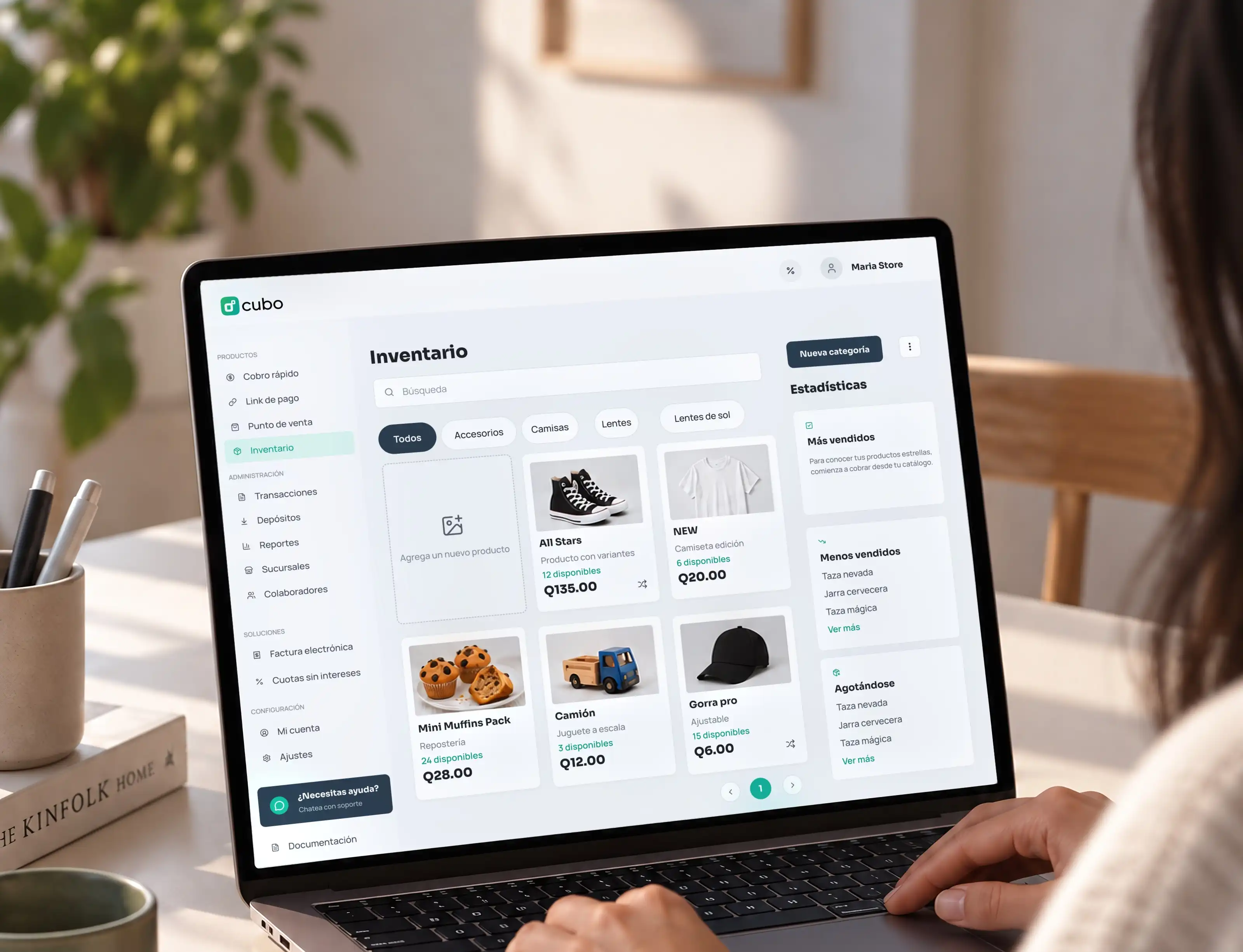 Una persona revisa en una laptop su inventario de productos en Cubo con precios en quetzales