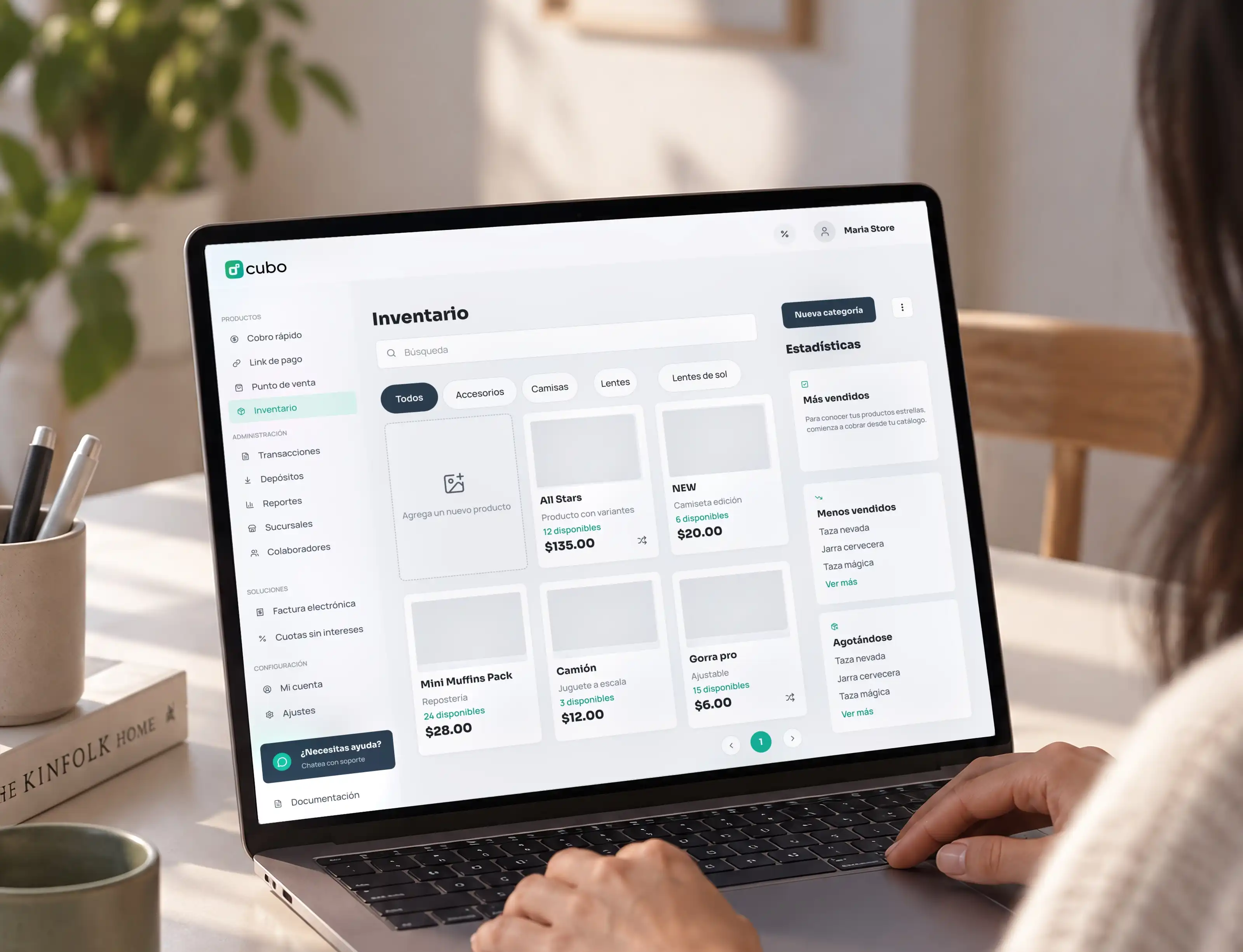 Una persona revisa su inventario de productos en Cubo desde una laptop
