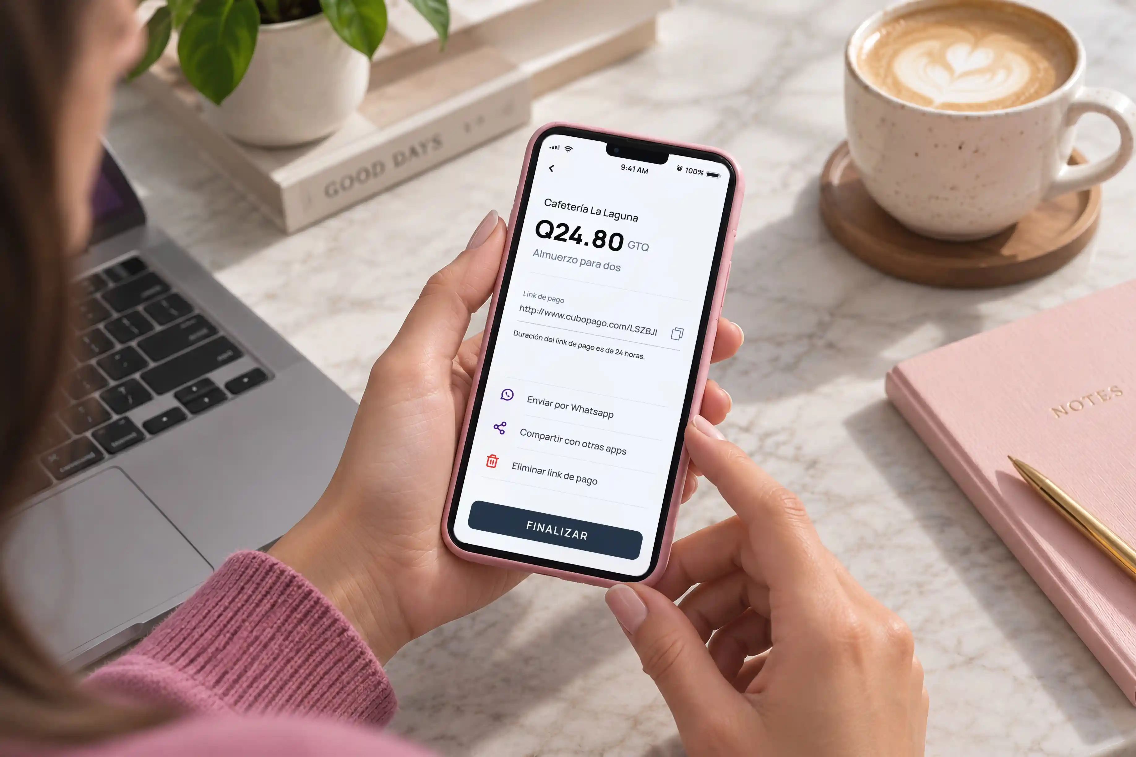 Una persona sostiene un celular con un link de pago de Cubo por Q24.80 listo para compartir