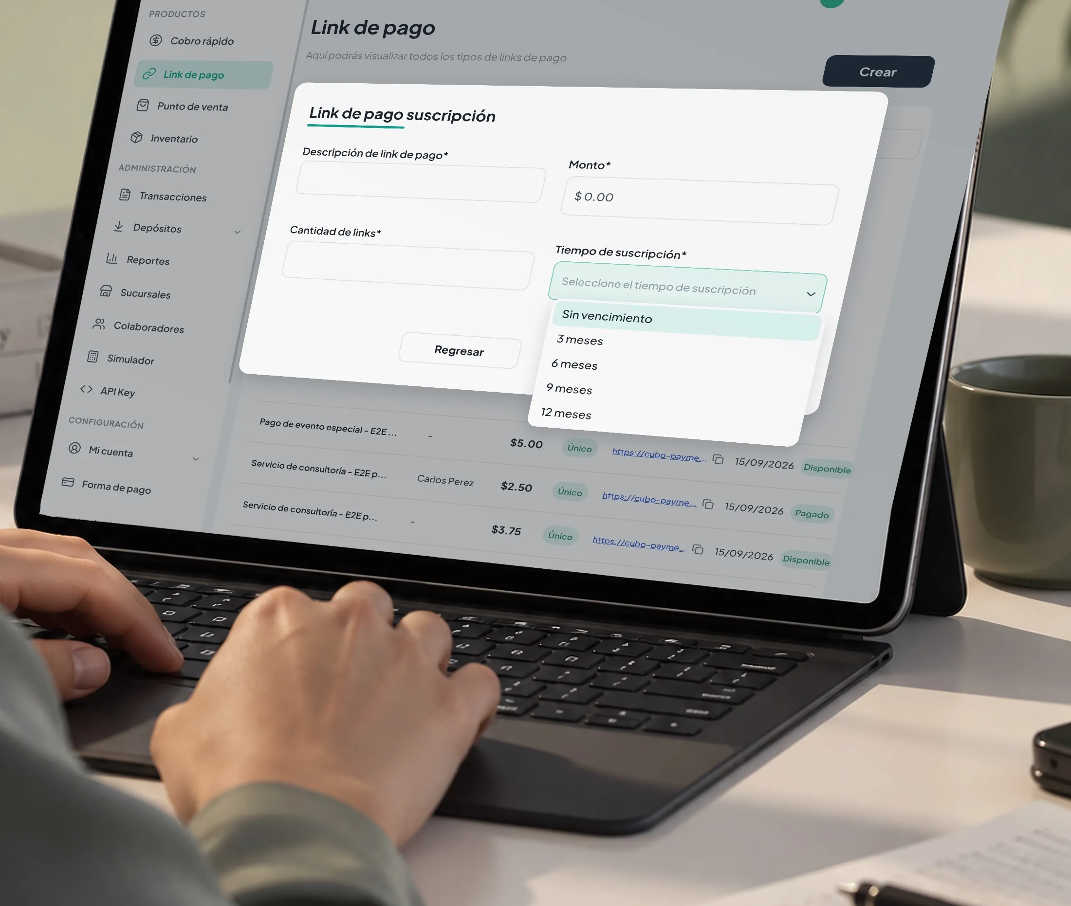Una persona configura un link de pago por suscripción en Cubo Admin desde su tablet