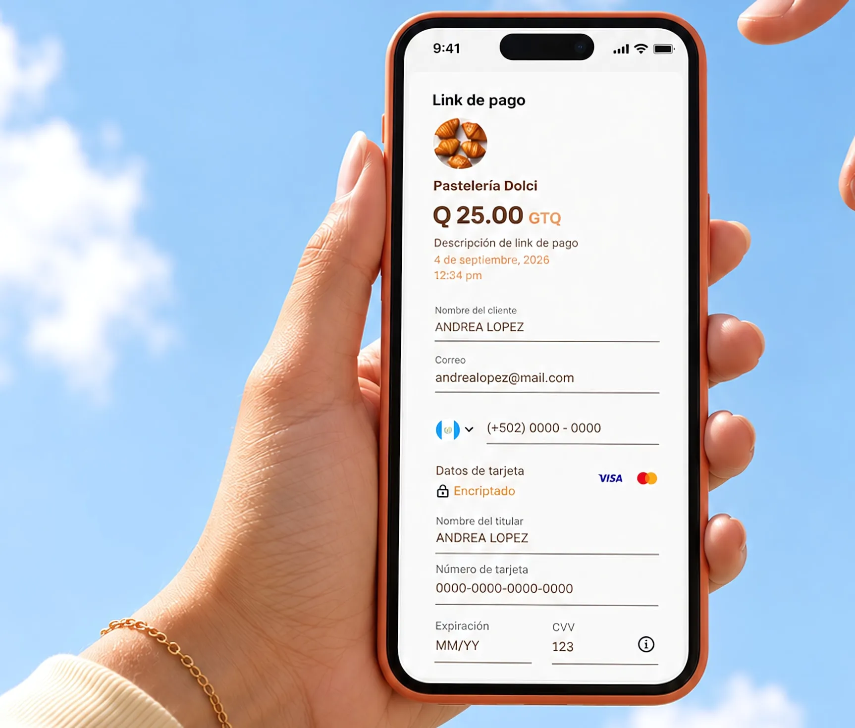 Una mano sostiene un celular con un link de pago de Cubo por Q25.00 frente al cielo