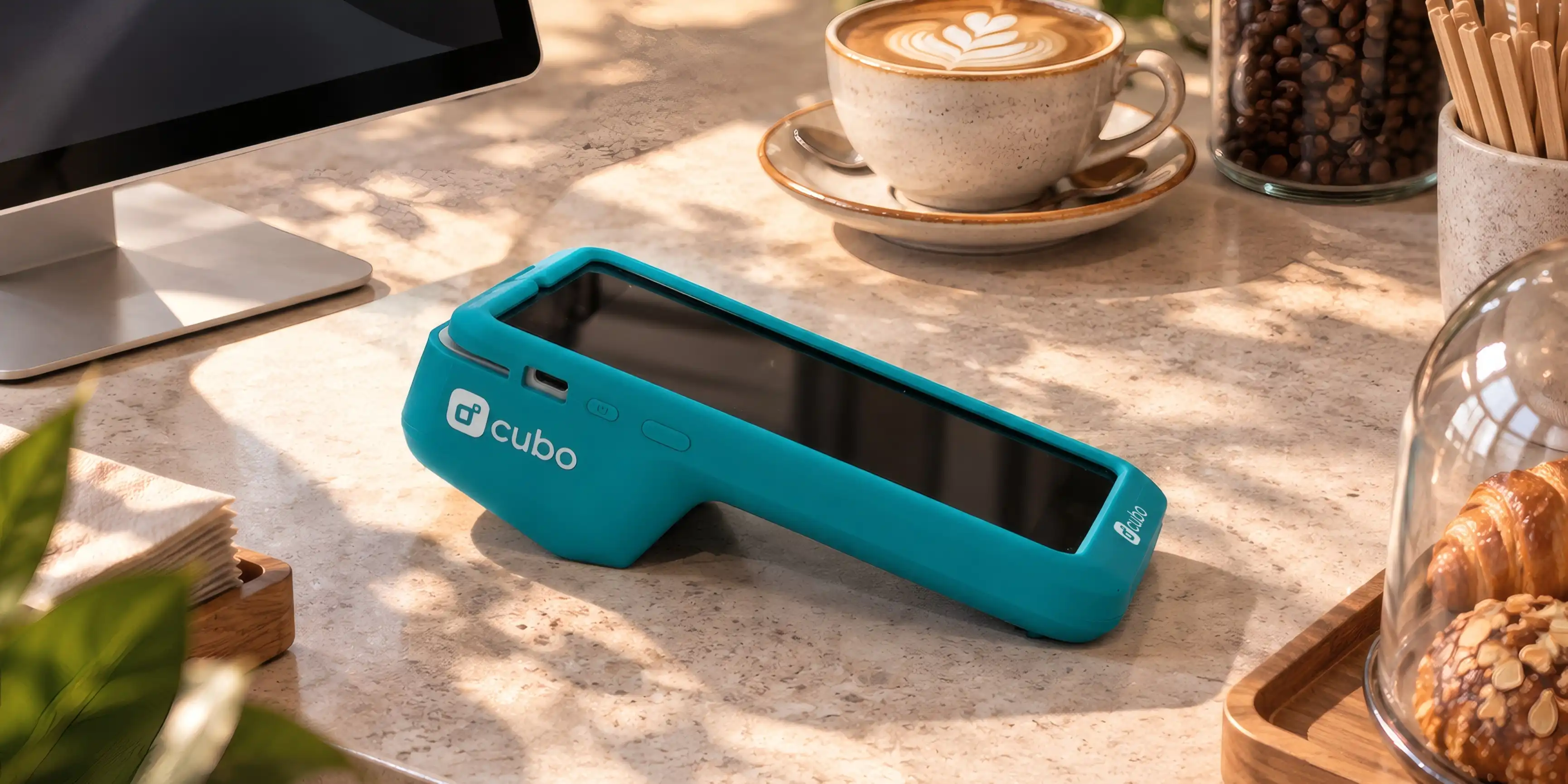 Cubo Más sobre el mostrador de una cafetería