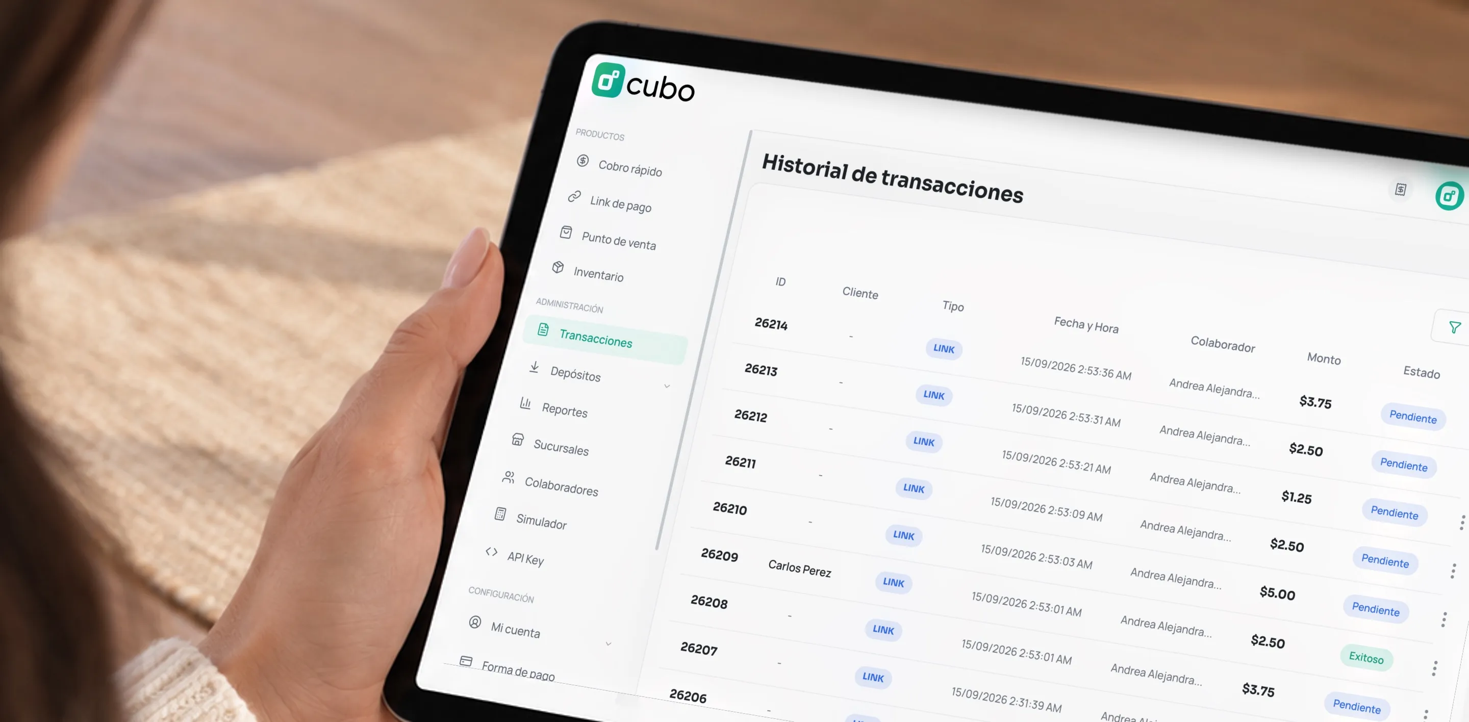 Manos sosteniendo una tablet con el historial de transacciones de Cubo