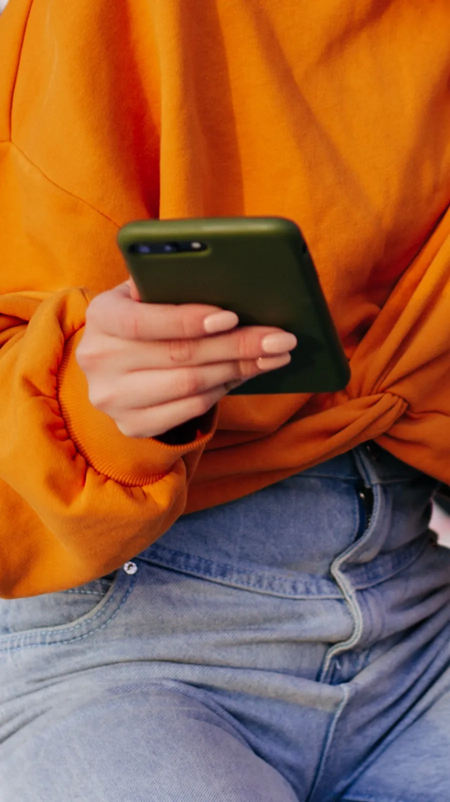 Persona descargando la app de Cubo en su celular