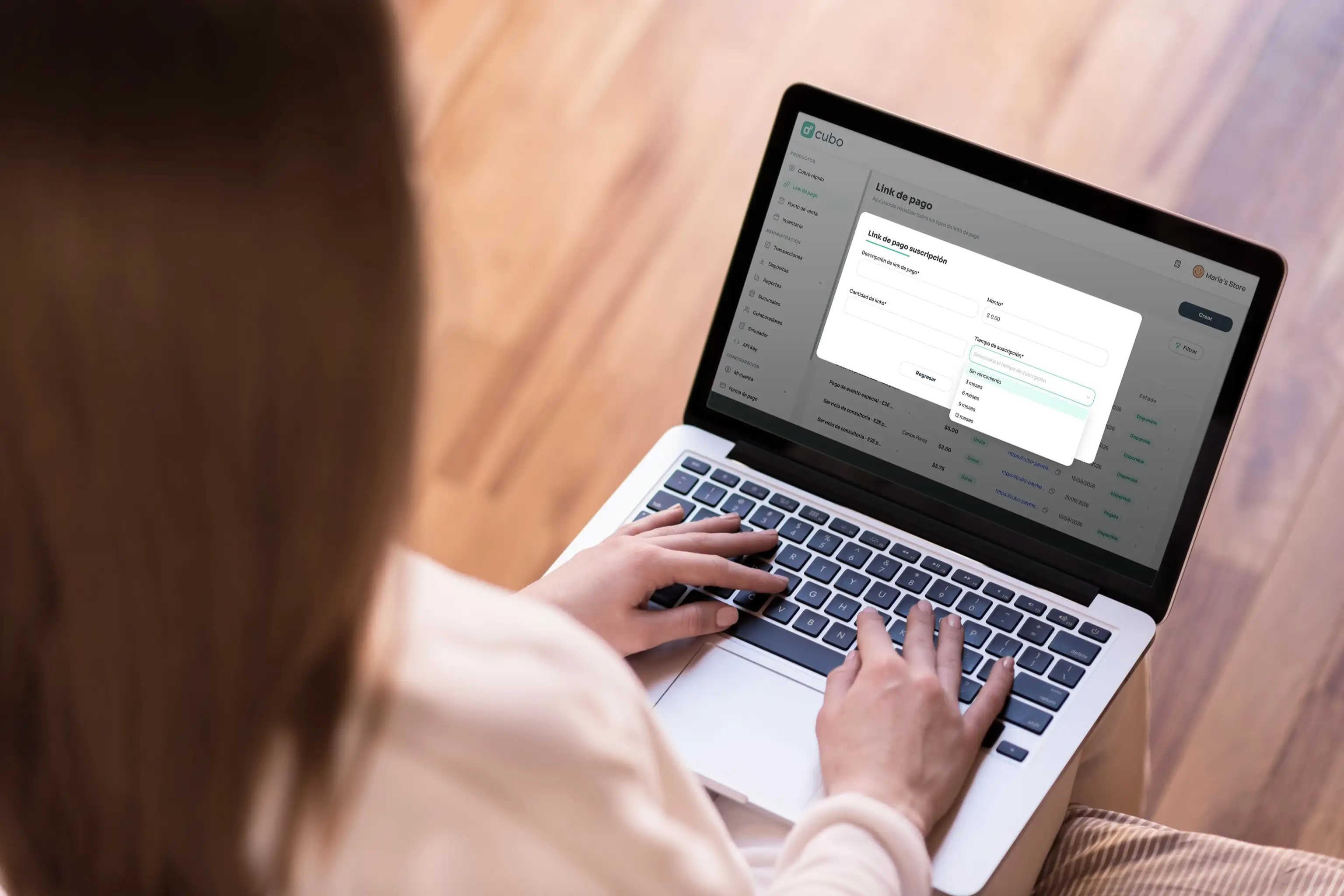 Laptop con Cubo Admin al crear un link de pago por suscripción